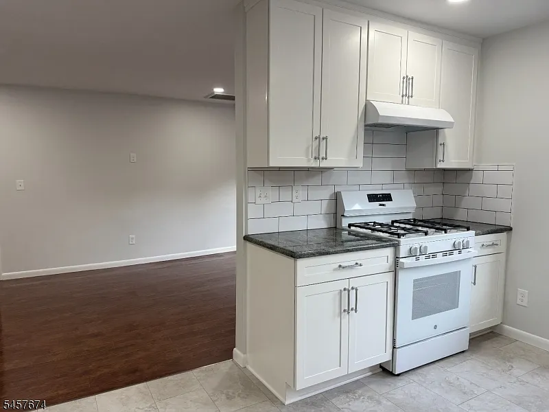 3 bed, 1.0 bath, 1200 sqft, $2,800 — Photo 3
