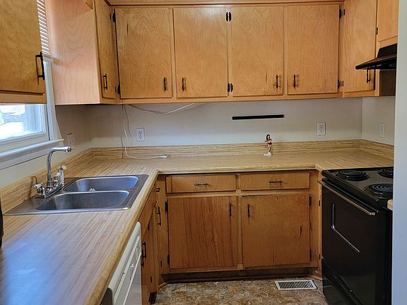 5th image of 275 Hillwood Dr