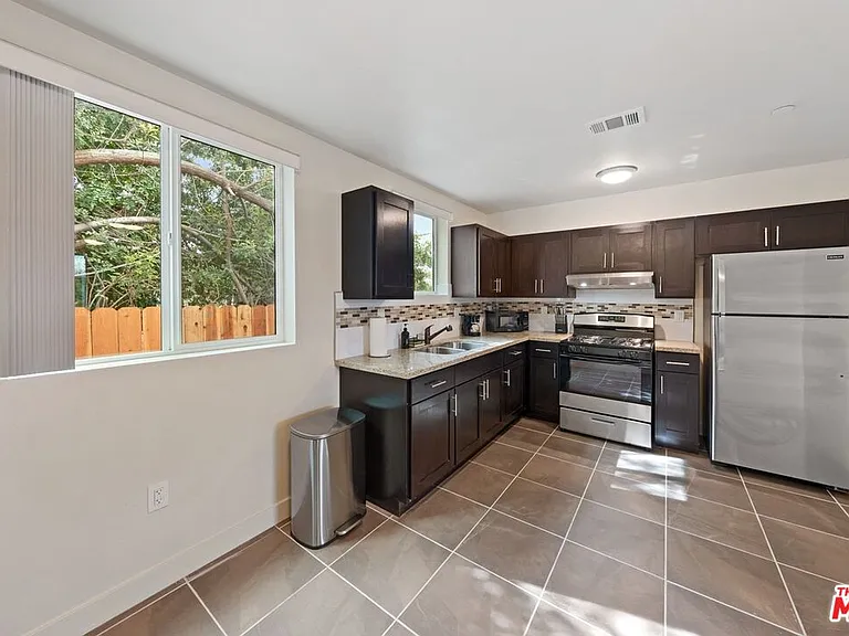 5912 S Flower St — Photo 14