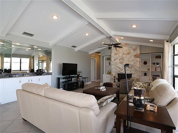 5th image of 700 Pamela Dr