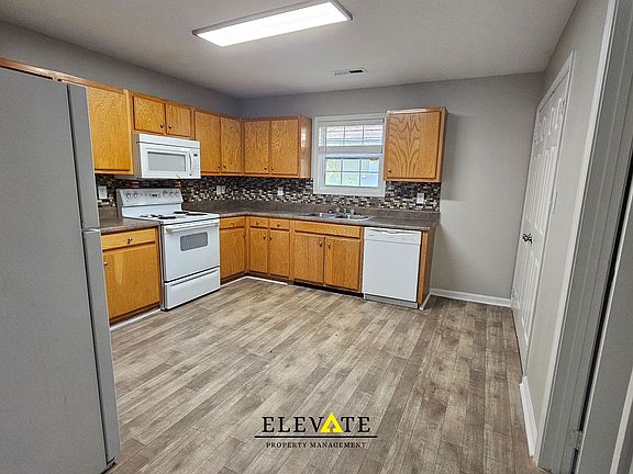 3rd image of 1418 Burgess Dr #2-15