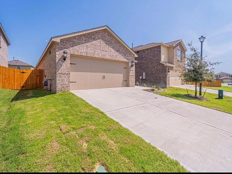 1204 Witherspoon Ln — Photo 3