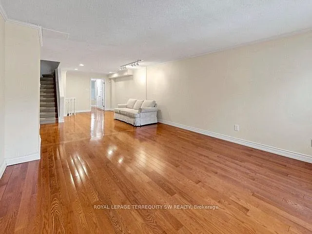 601 Roehampton Ave — Photo 6