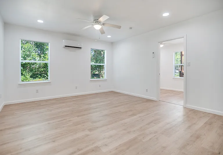 905 W Abram St #1 — Photo 5