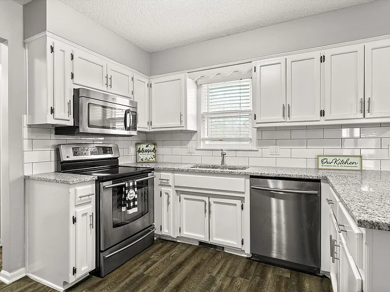 910 E Summit St — Photo 19