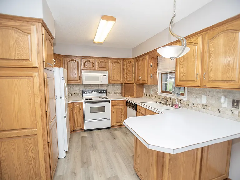 223 Mary Dr — Photo 6