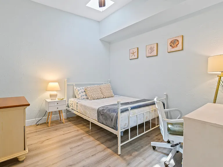 2420 Mineola Dr S — Photo 17