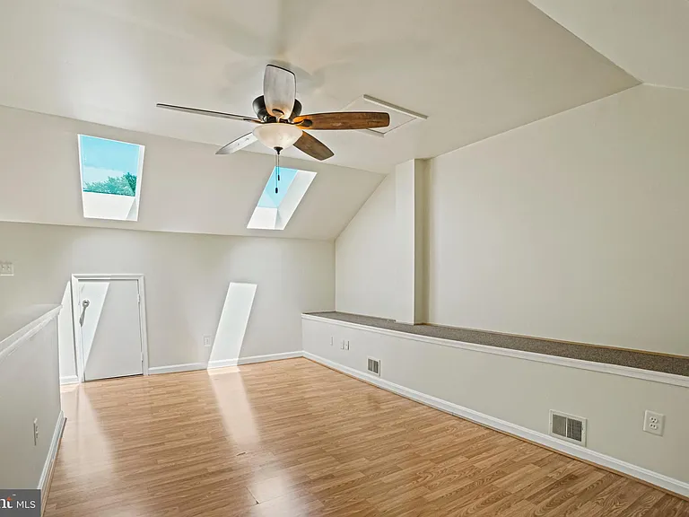 1141 N Vernon St — Photo 36