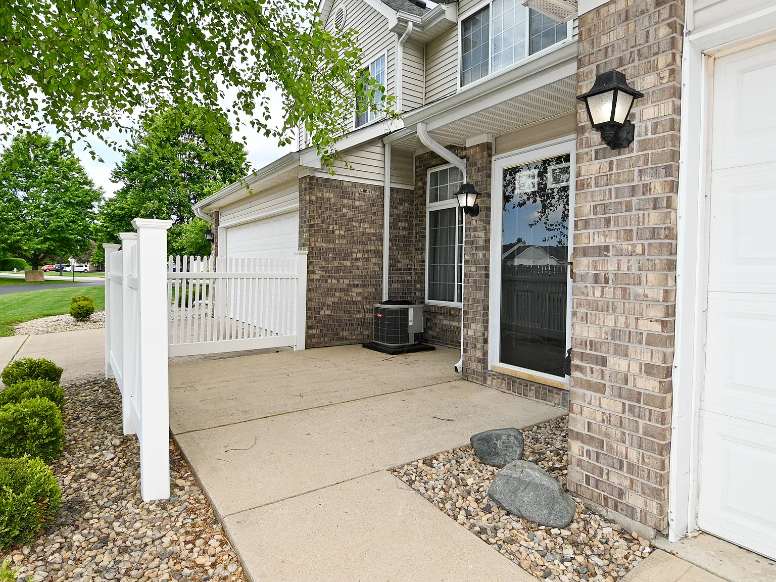 2 bed, 1.5 bath, 1220 sqft, $1,750 — Photo 2