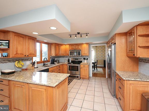 3rd image of 94 Chestnut Valley Dr