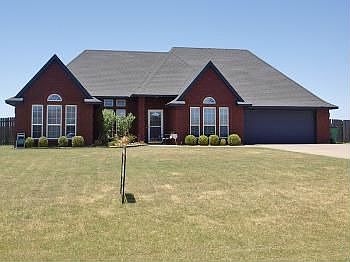 1st image of 104 NW Valleybrook Dr