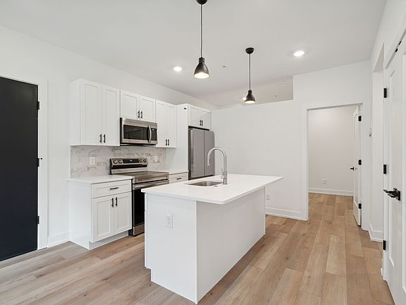 3rd image of 903 Leland St #304