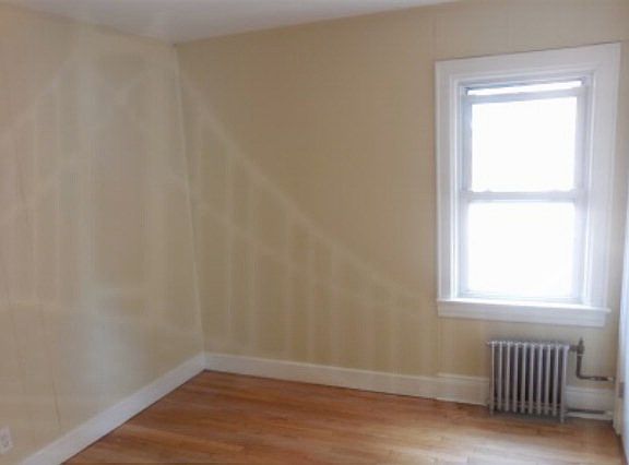 4th image of 2554 Fenton Ave