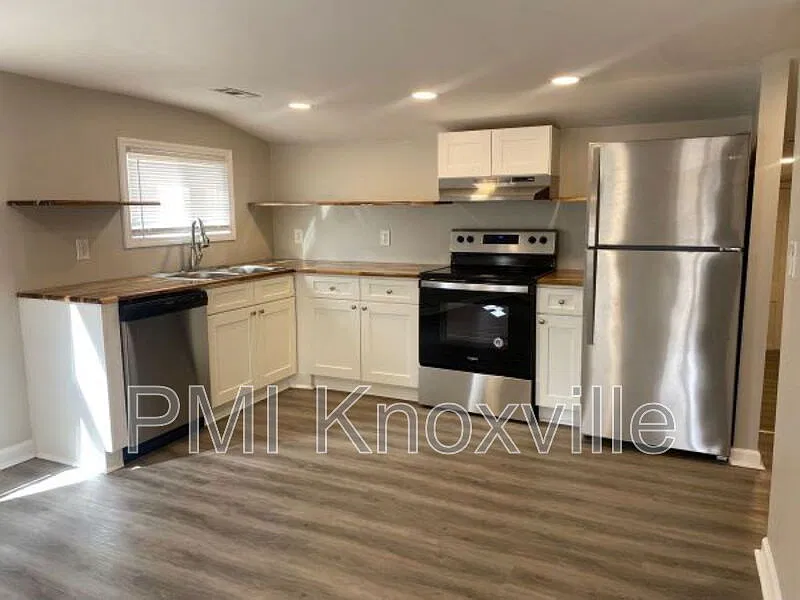 3 bed, 1.0 bath, 1050 sqft, $1,525 — Photo 2