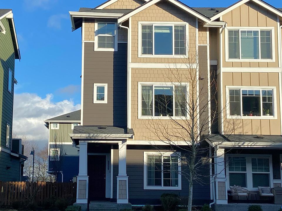 Welcome to The Towns at Riverfront - a newer community of luxury townhomes close to shopping, dining, parks and entertainment. West facing corner-end unit home enjoys all the beautiful sunsets in the Pacific Northwest.