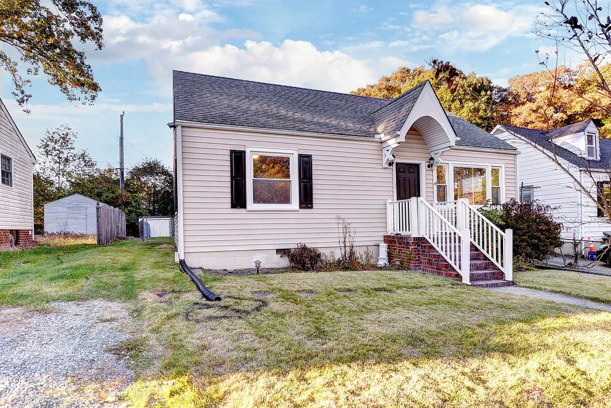 Building Photo - 106 N Quince Ave
