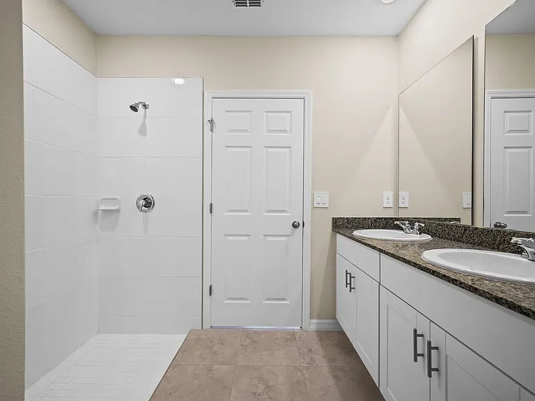 520 Kennedy Dr — Photo 12