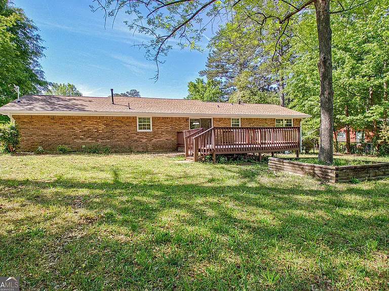 335 Kelly Dr — Photo 16