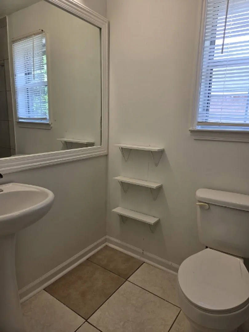 4 bedroom beautiful home available now! — Photo 3