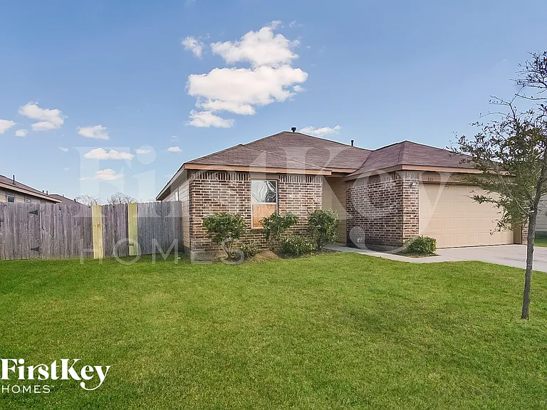 106 W Red Oak Ln — Photo 2