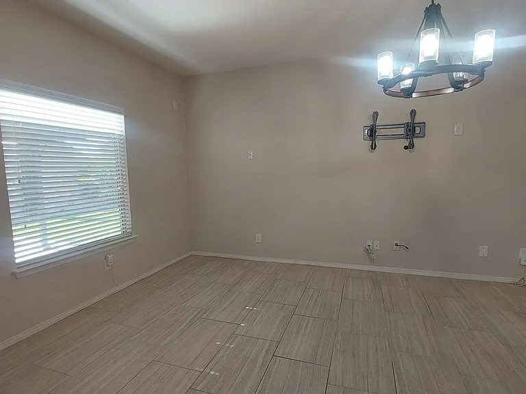 800 Caterick St — Photo 57