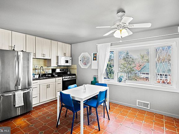 3rd image of 402 Broadwood Dr