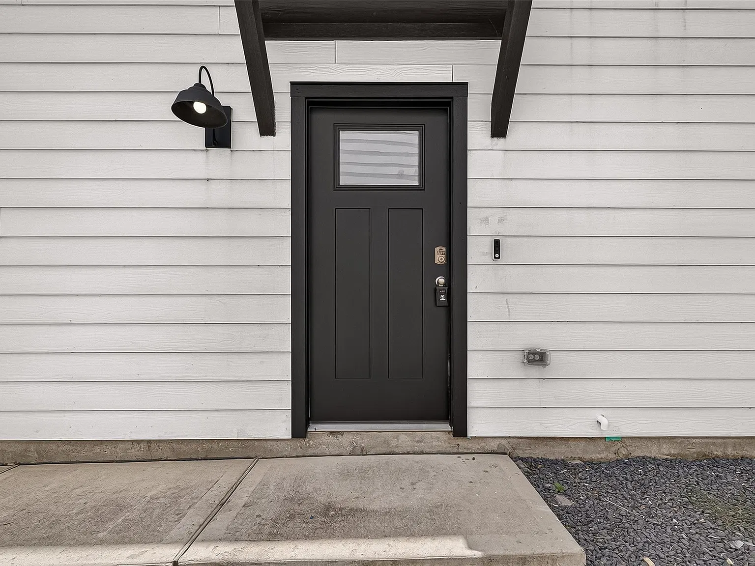 4 bed, 2.5 bath, 2112 sqft, $2,600 — Photo 2