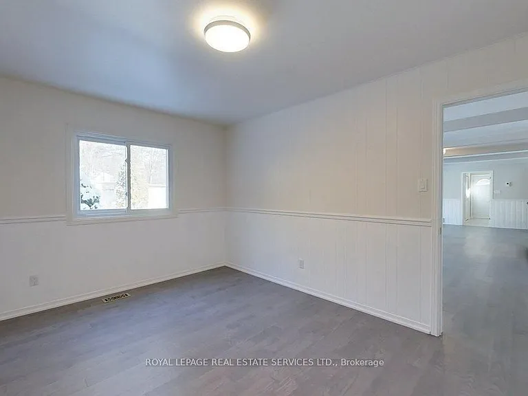 141 Castle Cres — Photo 17
