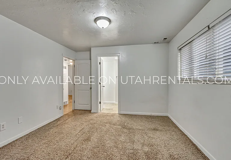 398 W State St — Photo 18