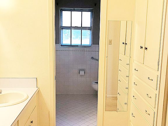 Bathroom/double sink/ bath