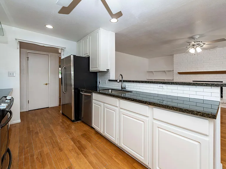 2405 E Huntington Dr — Photo 11