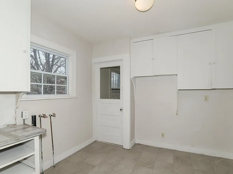 1940 N Volutsia Ave — Photo 4
