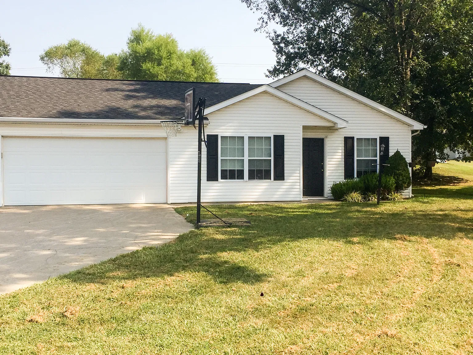 3 bed, 1300 sqft, $1,600 — Photo 1