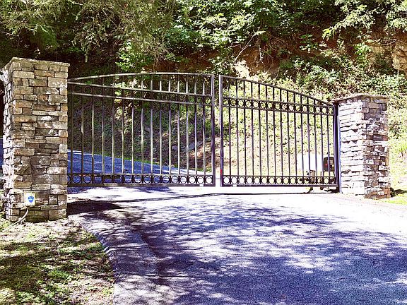 2nd image of Highlands Gate Dr