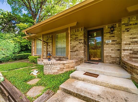 3rd image of 608 N Casa Grande Cir