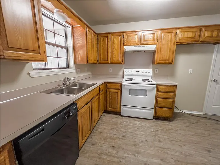 2020 S F St — Photo 4