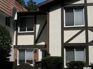 843 Golf Ln, Medford, NY