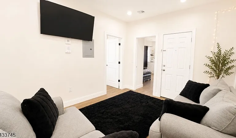 484 Lincoln Pl — Photo 6