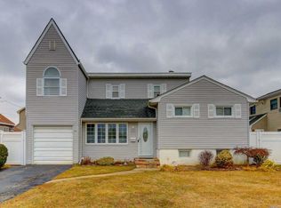 4 Plainview Rd, Farmingdale, NY 11735