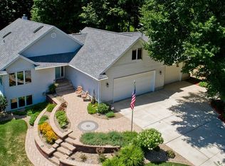 9543 Deer Ridge Dr, Cedar Rapids, IA 52411