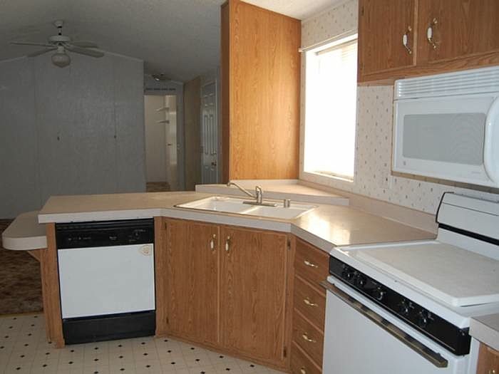 2nd image of 101 E Lincoln Wy #4