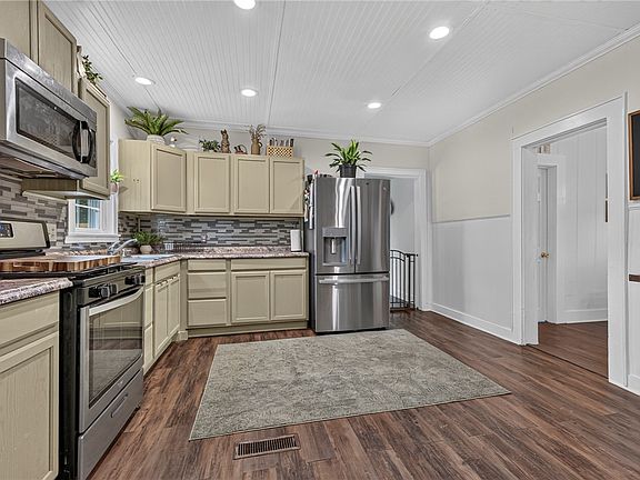 5th image of 301 W Bean St