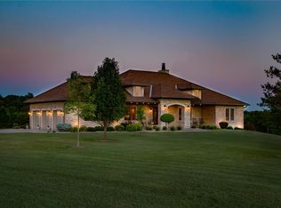 100 Quail Valley Dr, Godfrey, IL 62035