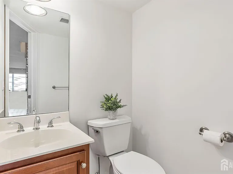 112 N Broadway St #C — Photo 17