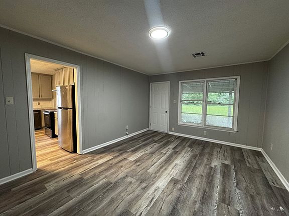 4th image of 406 Garden Homes Cir