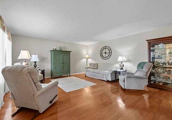 4th image of 392 Bishop Dr