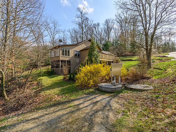 5th image of 25 Pine Hills Dr