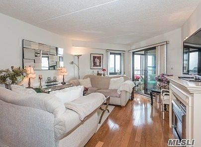 4th image of 725 Miller Ave