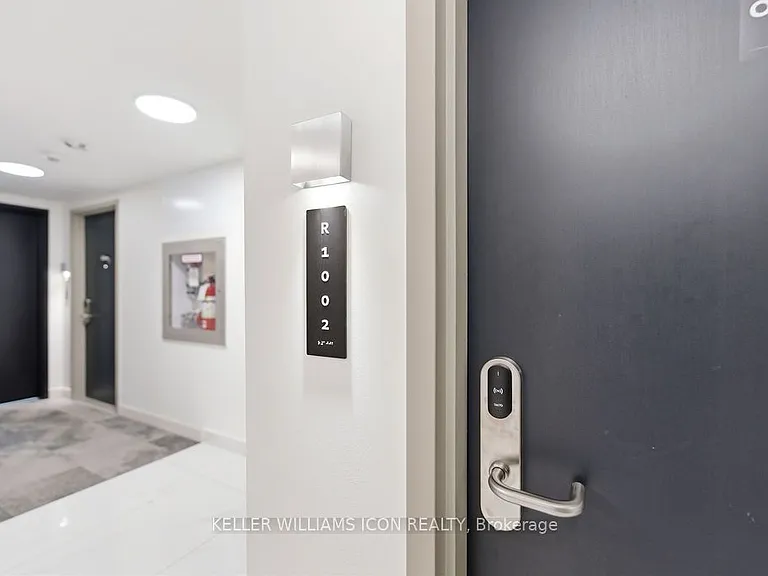 180 George St #1002 — Photo 6