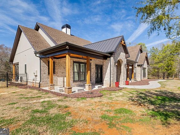 2nd image of 233 Hunter Rd